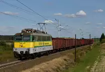 GySEV V43 sind nur noch selten vor Güterzügen anzutreffen, umsomehr erfreute es das Fotografenherz als die betagte V43 430 335 am 20. September 2019 die ungarische Westbahn befuhr, und von mir auf ihrem Weg von Sopron nach Szentgotthárd kurz vor Ratot fotografiert wurde.

