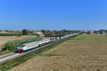 E 652 140 mit einem Autozug am 05.09.2018 bei Savignano sul Rubicone.