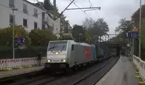 186 438-8 von Crossrail kommt aus Richtung Köln,Aachen-Hbf und fährt durch Aachen-Schanz mit einem LKW-Zug aus Novara(I) nach Zeebrugge(B) und fährt in Richtung Aachen-West. 
Aufgenommen vom Bahnsteig von Aachen-Schanz.
Bei Regenwetter am Nachmittag vom 11.11.2019.