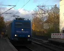 185 510-5 von Railtraxx kommt aus Richtung Aachen-West mit einem Güterzug aus Antwerpen-Waaslandhaven(B) nach Linz-Voestalpine(A) und fährt durch Aachen-Schanz in Richtung Aachen-Hbf,Aachen-Rothe-Erde,Stolberg-Hbf(Rheinland)Eschweiler-Hbf,Langerwehe,Düren,Merzenich,Buir,Horrem,Kerpen-Köln-Ehrenfeld,Köln-West,Köln-Süd. Aufgenommen vom Bahnsteig von Aachen-Schanz. 
Am Nachmittag vom 12.11.2019.