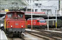 460 009-8 umf�hrt einen EC und Ee 3/3 16427 schiebt ein Zusatzmodul ans Ende des abgehenden IC nach Basel SBB. Chur westlich der Tivolibr�cke, (04.07.2007)