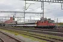 Re 4/4 II 11303 durchfährt den Bahnhof Muttenz. Die Aufnahme stammt vom 12.11.2019.