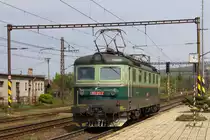 183 013-2 hat bis Ruskov einen langen Güterzug nachgeschoben und geht nun vom Zug. Aufgenommen am 23. April 2019. 