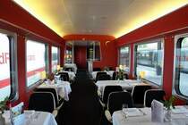 TEE II RAe 1053  Gottardo . Alles ist vorbereitet im Speisewagen der 1. Klasse. Links auf dem Nachbargleis erkennt man den  BordRestaurantwagen eines ICE der Deutschen Bahn. Basel SBB am 6.7.2007.