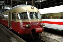 TEE II RAe 1053. F�nfzig Jahre trennen den TEE und den ICE. Aber der  Gottardo  erregt sicher mehr Aufmerksamkeit bei den Bahnreisenden, denke ich. Basel SBB am 6.7.2007.