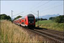 Bei Hilperting ist am Morgen des 24.06.07 die RB30016  Oberbayernbahn  auf dem Weg von Salzburg nach M�nchen Hbf. Schiebelok ist die 111 053. 