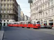 Wien Wiener Stadtwerke-Verkehrsbetriebe / Wiener Linien: Gelenktriebwagen des Typs E1: E1 4486 + c3 11** als SL 49 Burggasse / Breite Gasse (VII, Neubau) im August 1994. - Der E1 4486 wurde 1968 von den Lohnerwerken in Wien-Floridsdorf hergestellt. - Neuer Scan eines Farbnegativs. Film: Kodak Gold 200. Kamera: Minolta XG-1.