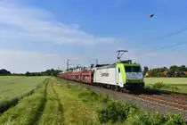 185 581 mit einem Autozug am 24.05.2018 bei Rohrsen.
