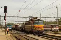 26. April 2019 in Kuty. 240 024-0 durchfährt mit einem Mischer unter den strengen Augen des Fdl den Bahnhof gen Süden. 