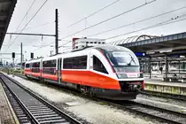 5022 022-5 steht am 19.11.2019 abgestellt in Villach Hbf.

In gut drei Wochen wird die Zeit der Dieseltriebwagen in Villch ein Ende haben, denn dann wird auch im Gailtal bis Hermagor elektrisch gefahren.
Natürlich ist zusätzlich zu erwähnen, dass die 5022er derzeit schon, im Wechsel mit 4746ern, nur mehr auf der elektrifizierten Strecke bis Arnoldstein verkehren, da im Gailtal aufgrund der Bauarbeiten ein Schienenersatzverkehr eingerichtet ist.