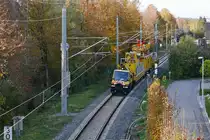 Bauarbeiten zur Elektrifizierung der Bodenseeg�rtelbahn, Streckenabschnitt Friedrichshafen - Lindau. Zweiwege-Unimog mit Fahrleitungsmontagewagen und Verlegeeinheit am 25.10.2019 bei der Haltestelle Friedrichshafen-Ost.