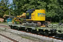 Bauarbeiten zur Elektrifizierung der Bodenseeg�rtelbahn, Streckenabschnitt Friedrichshafen - Lindau. Waggonramme DELMAG G42 B von SPITZKE auf einem Flachwagen (D-SPAG 99 80 931 007-6) am 20.09.2019 im Bahnhof von Kressbronn.