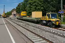 Bauarbeiten zur Elektrifizierung der Bodenseeg�rtelbahn, Streckenabschnitt Friedrichshafen - Lindau. Mittagspause im Bahnhof Kressbronn am 20.09.2019. Zweiwege-Unimog U 400 (99 80 9908 008-2D-ABRRS), Flachwagen, eine Waggonramme und eine selbstfahrende Ramme von SPITZKE.
