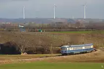 Am 23.11.2019 veranstaltete das Heizhaus Strasshof eine Abschiedsfahrt mit dem Triebwagen 5145.014 auf den zur Einstellung des Personenverkehrs vorgesehenen Strecken des Groß Schweinbarther Kreuzes.
Dieses Bild zeigt den Sonderzug kurz vor Auersthal. Im Hintergrund im Weinviertel mittlerweile allgegenwärtigen Windräder.