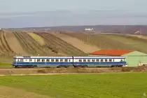 Am 23.11.2019 veranstaltete das Heizhaus Strasshof eine Abschiedsfahrt mit dem Triebwagen 5145.014 auf den zur Einstellung des Personenverkehrs vorgesehenen Strecken des Groß Schweinbarther Kreuzes.
Dieses Bild zeigt den Sonderzug kurz vor Auersthal. Im Hintergrund die Burg Matzen.