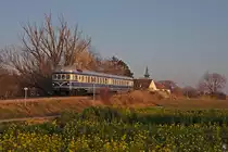 Am 23.11.2019 veranstaltete das Heizhaus Strasshof eine Abschiedsfahrt mit dem Triebwagen 5145.014 auf den zur Einstellung des Personenverkehrs vorgesehenen Strecken des Groß Schweinbarther Kreuzes.
Dieses Bild zeigt den Sonderzug zwischen Pillichsdorf und Obersdorf NÖ.