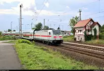 Auf der Bahnstrecke Biederitz–Trebnitz (KBS 254) herrscht derzeit reger Betrieb, da aufgrund der Sperrung des Bahnhofs Köthen von Juni bis Dezember 2019 zahlreiche Fern-, Regional- und Güterzüge zwischen Halle (Saale) und Magdeburg über diese Strecke umgeleitet werden müssen.
So auch in Gommern, wo 146 563-2 DB als IC 2046 (Linie 55) von Dresden Hbf nach Köln Hbf das mechanische Stellwerk W1 des Weichenwärters (Ww) passiert.
Doch weil die Bahn ihre Arbeiten in Köthen aufgrund plötzlicher Schwierigkeiten im Baugrund nicht rechtzeitig beenden kann, dürfen sich Reisende bis mindestens Ende Mai 2020 weiterhin über längere Fahrzeiten auf Abwegen freuen (bin als Pendler selbst betroffen). Somit ist der für das kommende Jahr erstellte Fahrplan hinfällig.
[10.8.2019 | 9:37 Uhr]