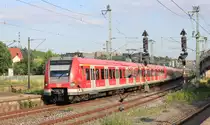 Von 423 006 angeführter 423-Langzug als S5 Schwabstraße-Bietigheim verscheucht bei der Einfahrt in Stuttgart-Zuffenhausen am 14.06.2018 ein paar Luftratten. 