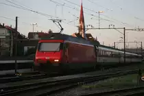 In Parkstellung steht die mir unbekannt gebliebene Re 460 mit ihrem Zug (IR37 Basel SBB - St. Gallen) auf dem Güterbahnhof in der Abstellgruppe und geniesst die letzten Sonnenstrahlen.
Mein Standort ist ein öffentlich zugänglicher Parkplatz neben den Geleisen.

St. Gallen GB, 14.08.2019