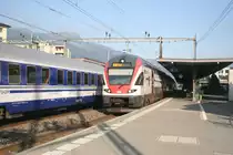 Der RABe 511 020 steht im Bahnhof Sargans als IR von Zürich nach Chur bereit und wartet auf das Asufahrtssignal.

Sargans, 23.08.2019