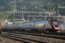 Der Twindexx RABe 502 213 fährt als IR 13 von Chur in den Bahnhof Sargans ein, um dann über Buchs SG - St. Gallen nach Zürich HB zu fahren.

Sargans, 23.08.2019