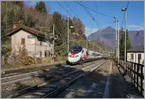 Der SBB RABe 503 022  Johann Wolfgang von Goethe , hier bei der Durchfahrt in Preglia, ist als EC 52 noch nicht auf der Fahrt nach Frankfurt, diese Leistung wurde erst nach dem Fahrplanwechsel aufgenommen.

21. Nov. 2017