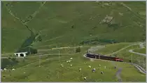 Ein Blick Richtung der Station Kleine Scheidegg welche rechts im Bild etwas vertieft nicht zu sehen ist, dafür zeigt das Bild im Vordergrund einen JB Zug auf dem Weg zum Jungfraujoch und im Hintergrund im linken Bildteil einen WAB Zug auf seiner Talfahrt nach Lauterbrunne. 

8. Aug. 2016