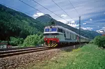 FS E 652 004 mit Regionalzug in Richtung Bozen (zwischen Gossensaß und Südportal des Aster Tunnels, 23.07.1999); digitalisiertes Dia.