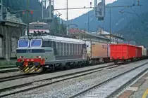 FS E 652 066 hat einen Roadrailerzug der BTZ (Bayerische Trailerzug Gesellschaft f�r bimodalen G�terverkehr) zur Weiterbef�rderung in Richtung Bolzano �bernommen (Bahnhof Brennero/Brenner, 28.07.1999); digitalisiertes Dia.
