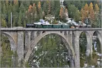 Dampfextrazug 9815 nach Filisur mit der G 4/5 107  Albula  auf dem Wiesener Viadukt. (22.11.2019)