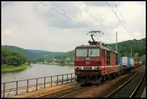 DB 180009-3 ist hier am Elbufer in Königstein am 27.8.2006 mit einem Container Zug in Richtung Dresden unterwegs. 