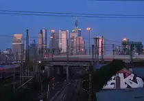 Während ein ICE1 aus Richtung Hanau in den Frankfurter Hbf einfährt, erleuchten die Wolkenkratzer der Frankfurter Skyline im letzten Sonnenlicht.

Frankfurt 16.11.2019