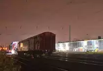 In der Nacht vom 23.11 auf den 24.11 durfte ich einen Trafo von Krefeld Linn bis Rheinhausen begleiten. Kurz vor 3 Uhr wird der Trafo aus dem Hafen gezogen. Hier steht er in Krefeld Linn und wird gleich mit 189 007 bespannt.
Foto wurde von einem öffentlichen Weg aus gemacht.

Krefeld 24.11.2019