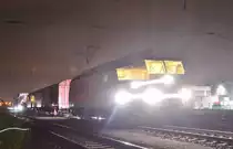 Während einer Langzeitlichtung von bewegten Objekten kommen immer wieder interessante Bilder raus. Hier rangiert 189 007 an den Trafo und wird in Kürze in Richtung Rheinhausen aufbrechen.
Das Foto wurde von einem öffentlichen Weg gemacht.

Krefeld Linn 24.11.2019