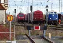 Für sonstige Verhältnisse richtig viel los war am 28.11.2019 im Rangierbahnhof Nordhausen. Die blaue ITB V180 stand abfahrtbereit mit leeren Holzwagen. 185 305 hatte die mittleren wagen gebracht und wartete ebenfalls auf die Rückfahrt