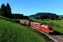 Bei Weißenbachmühle konnte ich am 29. September 2019 die 245 005 mit dem im Sommerhalbjahr verkehrenden Radexpress RE 57392 von München HBF nach Lindau fotografieren. Gerüchteweise soll diese Leistung nächstes Jahr nicht mehr lokbespannt, sondern mit Triebwagen der Baureihe 612 erbracht werden. 