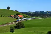 Oft gezeigt und doch immer wieder schön: Die S-Kurve bei Heimhofen. Einen Vorteil haben die konstanten Zugausfälle der Alex Züge zwischen Immenstadt und Oberstdorf. Die Züge nach Lindau bestehen aufgrund der unterbleibenden Zugteilung aus sechs Wagen. Ettliche Motive rund um Oberstaufen wirken mit längeren Zügen einfach harmonischer. Am 29. September 2019 nutzte ich die Gelegenheit und fotografierte die von Beacon Rail angemietete ER 20 - 015 mit ihrem ALX 84106 auf der Fahrt zum Bodensee.