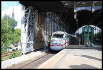  ICE   75: 
 Hamburg-Altona --> Z�rich HB
 
 Haltestelle                    Ankunft Gleis    Abfahrt Gleis   
 ------------------------------ ------- -------- ------- --------
 Hamburg-Altona                                     9:50 10      
 Hamburg Dammtor                                    9:58 4       
 Hamburg Hbf                                       10:04 12a/b   
 Hannover Hbf                     11:38 4          11:41 4       
 G�ttingen                        12:15 10         12:17 10      
 Kassel-Wilhelmsh�he              12:37 2          12:39 2       
 Frankfurt(Main)Hbf               14:00 6          14:05 6       
 Mannheim Hbf                     14:42 8          14:44 8       
 Karlsruhe Hbf                    15:07 2          15:09 2       
 Offenburg                        15:36 1          15:38 1       
 Freiburg(Breisgau) Hbf           16:08 3          16:10 3       
 Basel Bad Bf                     16:46 3          16:49 3       
 Basel SBB                        16:55 10         17:07 10      
 Z�rich HB                        17:58 10                       
 
 Verkehrstage
 ------------
 Hamburg-Altona --> Z�rich HB :
 f�hrt 10. Jun bis 21. Jul
 
 Bemerkungen:
 ------------
 35: in der Schweiz Nichtraucherzug
     Basel SBB --> Z�rich HB
 BR: Bordrestaurant
     Hamburg-Altona --> Z�rich HB
 RE: Bitte reservieren
     Basel SBB --> Z�rich HB
 
Gleisangaben ohne Gew�hr, bitte beachten Sie die �rtlichen Hinweise.
 
Aufgenommen Am 08.07.07 Bahnhof Hamburg-Dammtor
