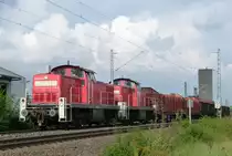 01. Oktober 2014, Lichtenfels, am Bahnübergang Reundorfer Straße: Die Lokomotiven 294 687 und 294 580 verlassen Lichtenfels mit einem Holzzug in Richtung Bamberg
