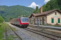 Ein Bild aus dem Drautal vom 24.06.2019: Triebwagen 813.127 hält kurz in Podvelka.