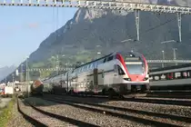 Als IR 3 ist der KISS RABe 511 027 soeben aus Sargans ausgefahren, um sein Ziel Chur zu erreichen.

Sargans, 23.08.2019