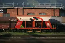 Von der industriestrasse aus hat man perfekte Sicht auf das ehemalige Lokdepot von Sargans. Es handelt sich um ein Ringlokschuppen mit einer Drehscheibe. Heute sind einige Firmen drin untergebracht.
Der Güterwagen Falls (NVR: 83 85 6687 514-5 Falls CH-HOLCH) ist vor dem Ringschuppen abgestellt.

Sargans, 23.08.2019