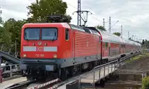 DB Regio AG, Region Nordost mit   112 109  (NVR-Nummer:  91 80 6112 109-4 D-DB ) umd dem RE3 nach Stralsund Hbf am 20.09.19 Behelfsbrücke Bf. Berlin Karow.