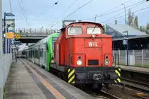 WFL  Lok1  (NVR-Nummer: 98 80 3345 286-9 D-WFL) mit der Überführung eines fünfteiligen FLIRT³ XXL für Abellio und den Verkehrsverbund Rhein-Ruhr (VRR) am 11.10.19 Durchfahrt Bf. Berlin-Hohenschönhausen.