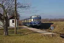 Am 23.11.2019 veranstaltete das Heizhaus Strasshof eine Abschiedsfahrt mit dem Triebwagen 5145.014 auf den zur Einstellung des Personenverkehrs vorgesehenen Strecken des Groß Schweinbarther Kreuzes. Hier verlässt der Triebwagen gerade die Station Raggendorf Markt. Raggendorf hat übrigens zwei Haltestellen, nämlich Raggendorf Markt an der Strecke Gänserndorf - Großschweinbarth und Raggendorf an der Strecke Groß Schweinbarth - Obersdorf (bzw. früher Wien Stammersdorf).