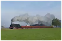 ÖGEG 657.2770 mit ihrem SLGAG 93876 von Braunau nach Friedburg zwischen Achenlohe und Teichstätt am 19.10.2013.