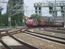 180 012-7 ist mit einem gemischten G�terzug Richtung Tschechien unterwegs.07.07.07.