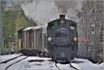 Dampfextrazug 9822 nach Davos Platz fährt zur Kreuzung mit einem Regionalzug auf Gleis 1 in Wiesen ein. (22.11.2019)