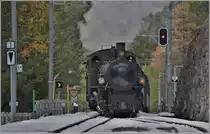 Dampfextrazug 9822 nach Davos Platz fährt zur Kreuzung mit einem Regionalzug auf Gleis 1 in Wiesen ein. (22.11.2019)