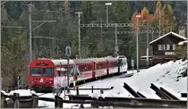 R1817 nach Filisur mit Ge 4/4 III 649  Lavin  und Steuerwagen 1752 in Wiesen. (22.11.2019)